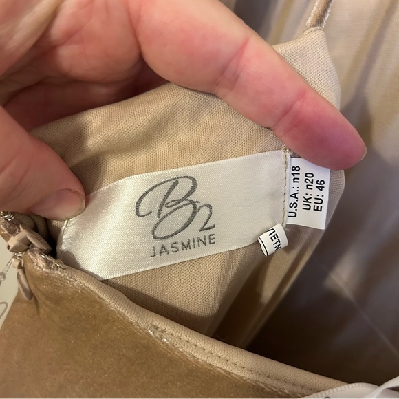 Jasmine • Velvet bridesmaids or formal dress - Picture 10 of 11